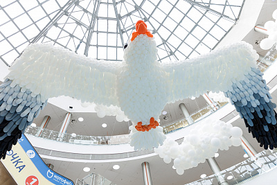 10 метровая чайка появилась под куполом Сибирского Молла 